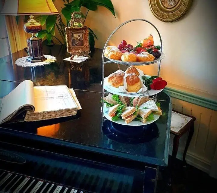 bildet viser et etasjefat til Afternoon Tea på et flygel
