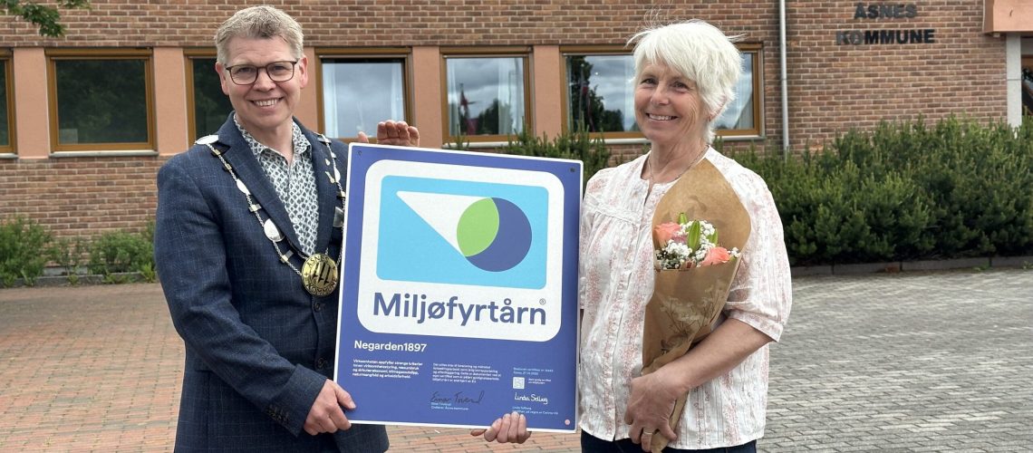 Eva får overrakt Miljøfyrtårnbeviset av ordføreren