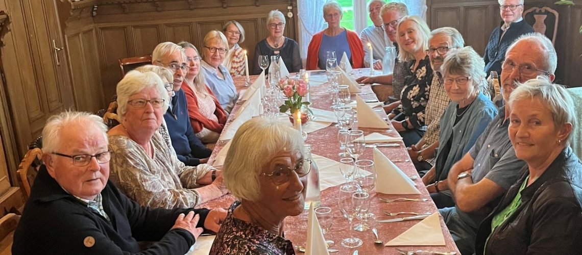 bildet viser Ski historielag rundt spisebordet på Negarden 1897