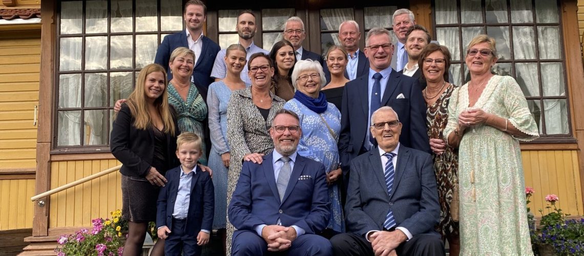 bildet viser alle gjestene samlet foran inngangspartiet på Negarden 1897